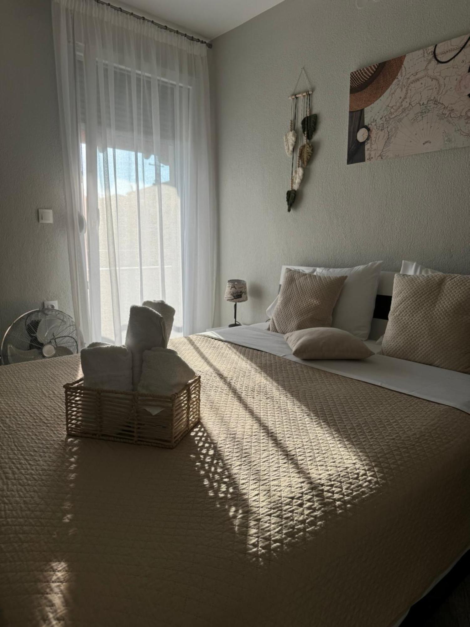 Private Modern Apartment Nea Roda Luaran gambar