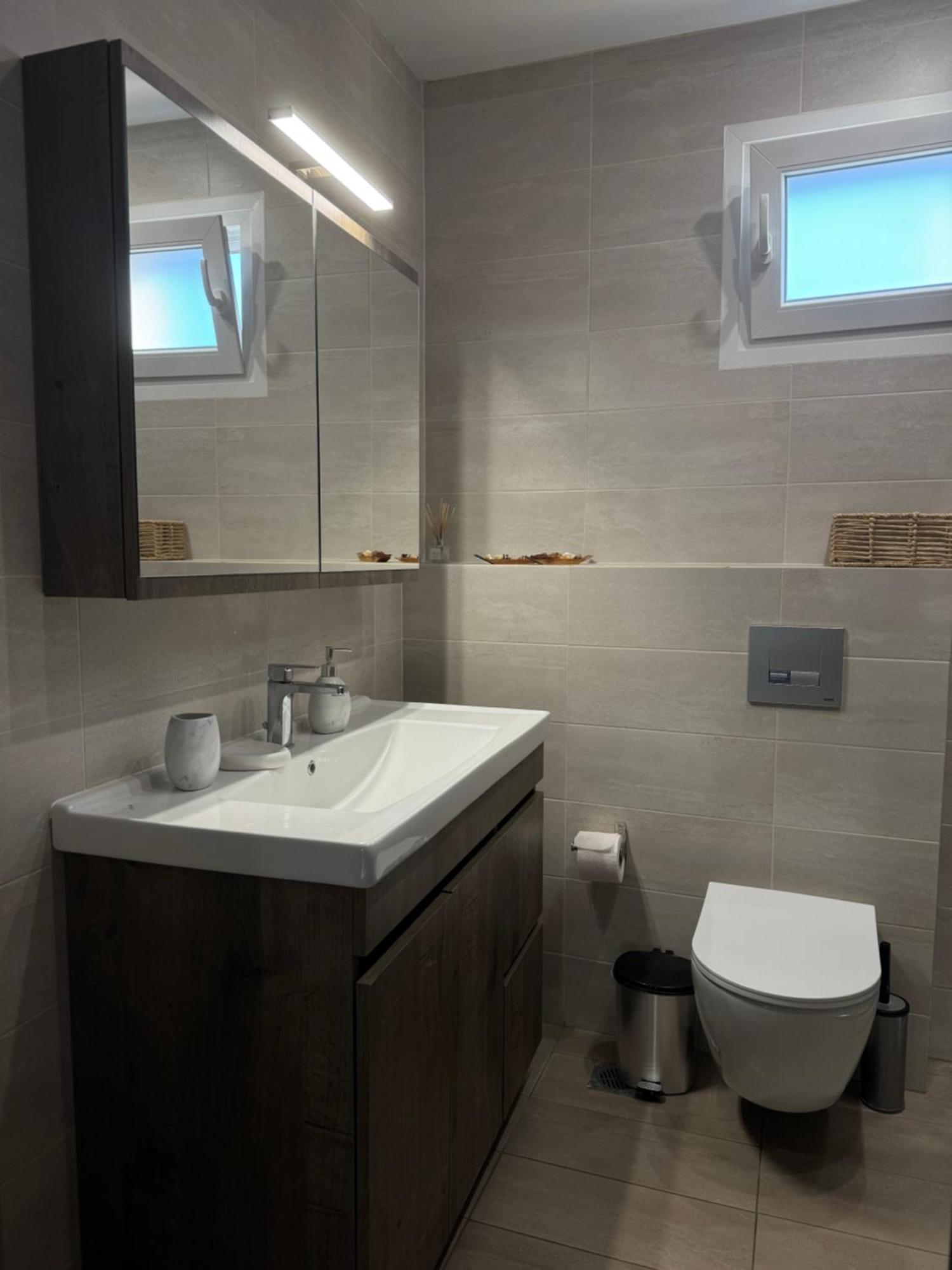 Private Modern Apartment Nea Roda Luaran gambar